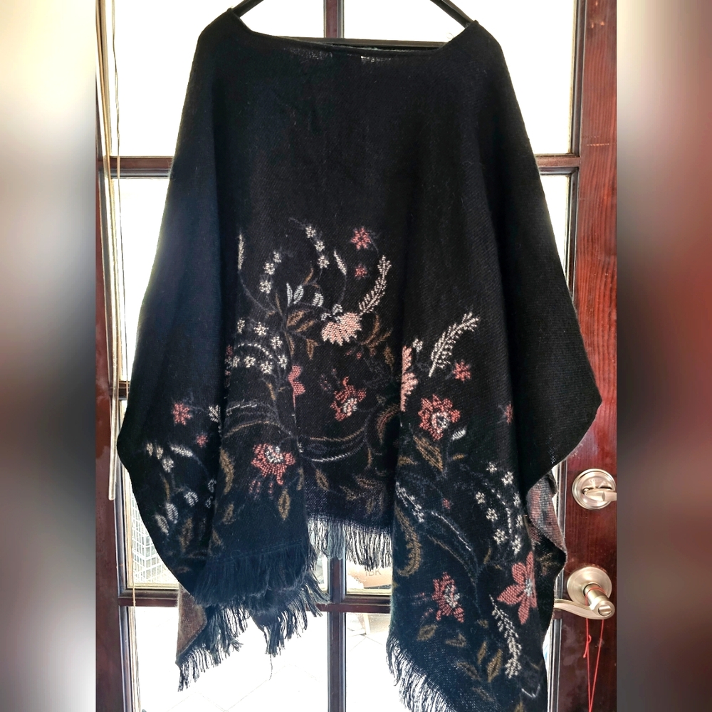 Coco + Carmen Black Floral Poncho